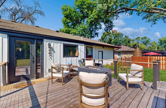 Cozy fenced in home with central AC, Fire table, WiFi, and large deck