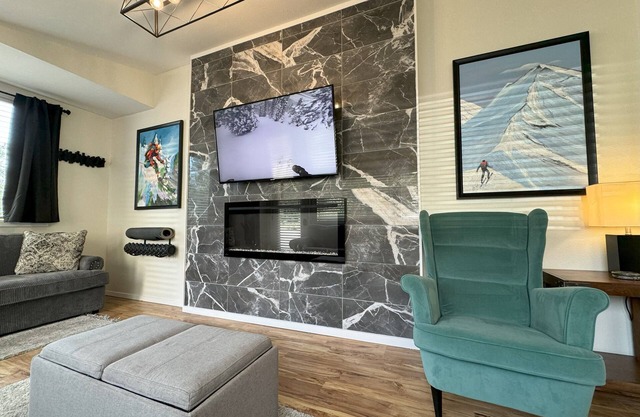 Cozy First-Floor Condo 2 Fireplaces Sleeps 6 Near Schweitzer Mtn