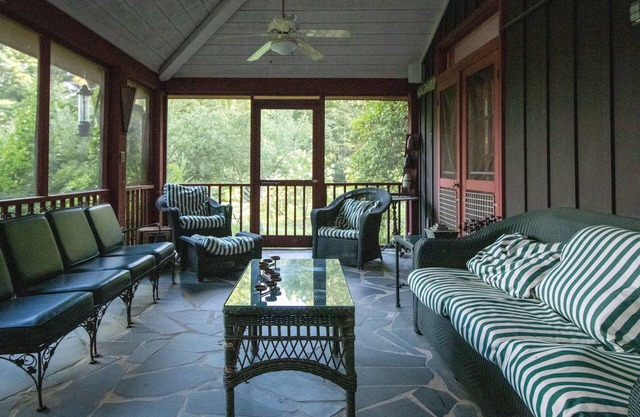 Cozy Flat Rock Mountain Home