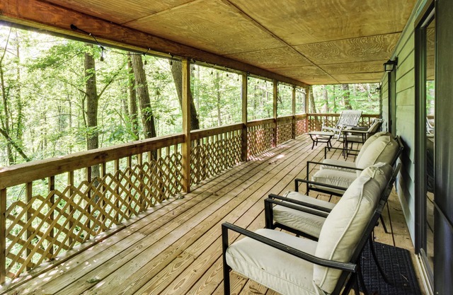 Cozy Franklin Retreat w/Deck - 5 Mi to Downtown!