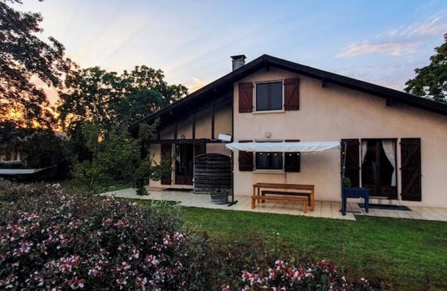 Cozy French vacation home near the beach with pool