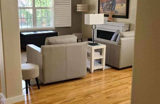 Cozy full house close to downtown Longmont with a relaxing backyard.