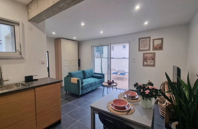 Cozy gîte in Montrond-les-Bains, modern kitchen, garden