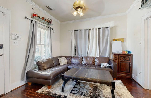 Cozy Galveston home with kitchen, living area, balcony, WIFI, great location