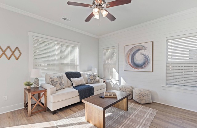 Cozy Getaway: Spacious Haven for Families & Groups Near Attractions