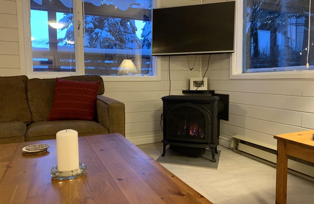 Cozy, ground floor suite, with private hot tub - backs onto chairlift.