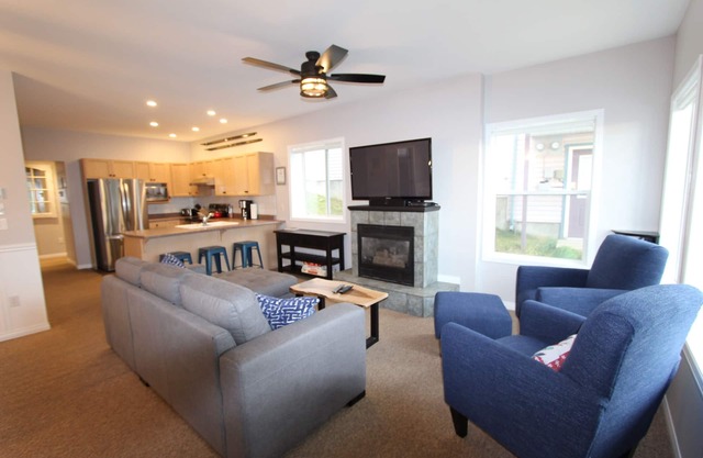 Cozy ground level suite with private hot tub - close to the Alpine Chair