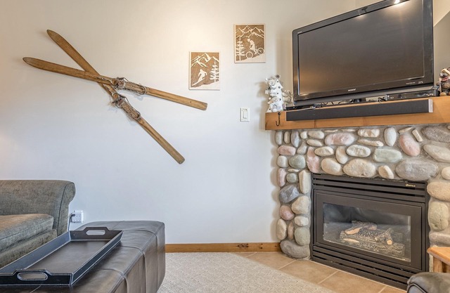 Cozy ground floor Creekside Condo, pet friendly, shared hot tub, close to trails