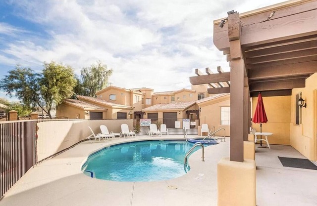 Cozy Ground Floor 2-bed Condo in Ahwatukee Foothills. Steps from Pool & Hot Tub