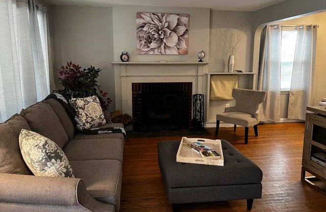 Cozy Haven 5 mins from airport/Parking/Patio