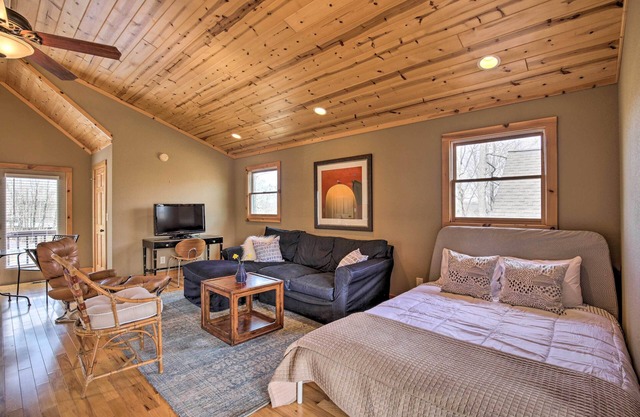 Cozy Hayesville Couples Getaway w/Marina Access!