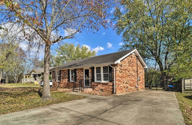 Cozy Hendersonville Home w/ Yard - Near Lake!