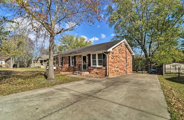 Cozy Hendersonville Home with Yard - Near Lake!