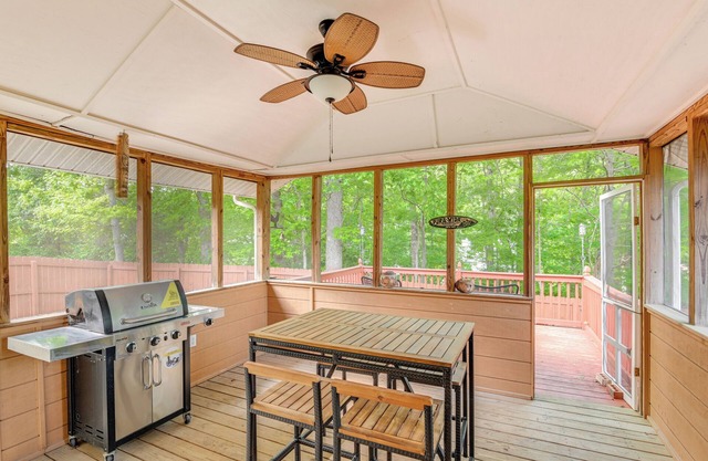 Cozy Hermitage Home w/Deck: 11 Mi to Nashville!