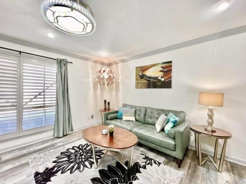 Cozy Hideaway Central Location Modern Elegance