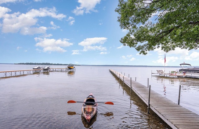 Cozy Higgins Lake Cottage- Relax- Kayak- Fire Pit- BBQ- Steps from the Lake! n