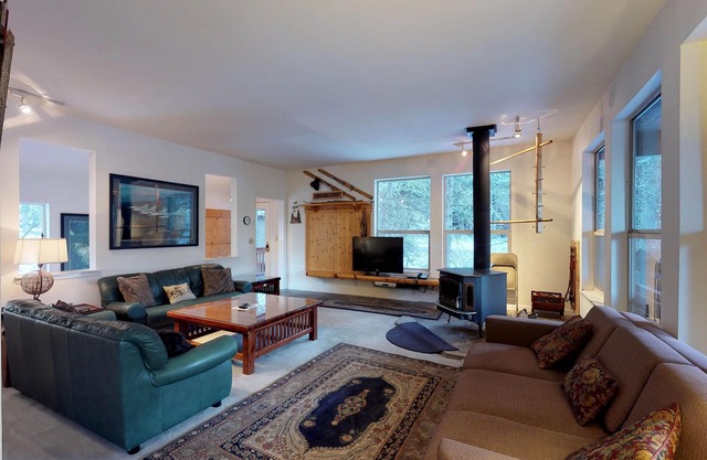 Cozy High Sierra Home w/Decks & Forest Views, Close to Skiing & Huntington Lake
