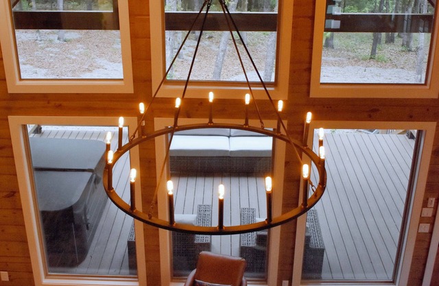 Cozy Hilltop Hideaway at Lake Eufaula. Back deck Hot tub and balcony Lakeview!