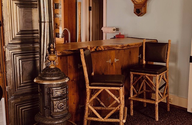 Cozy Historic Cottage with FREE Ski Pass