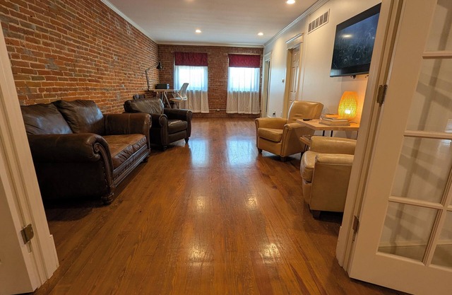 Cozy Historic Downtown Lexington Apartment
