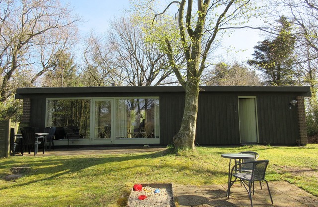 Cozy holiday house located close to Ejerslev Harbour. Egen row boat.