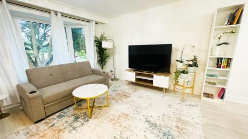 Cozy Home 10 Mins From Toronto Airport With Free Parking