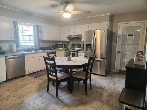 Cozy Home 3 miles from I95 and Downtown