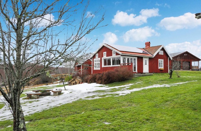 Cozy home in årjäng with kitchen