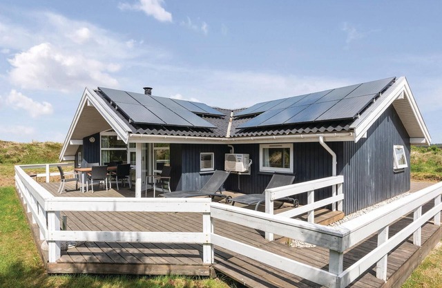Cozy home in Henne with sauna