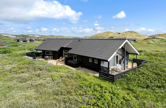 Cozy home in Hvide Sande with WiFi