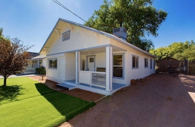 Cozy Home in Old Town on Main St 2BED-2BA Steps away from wine & food!
