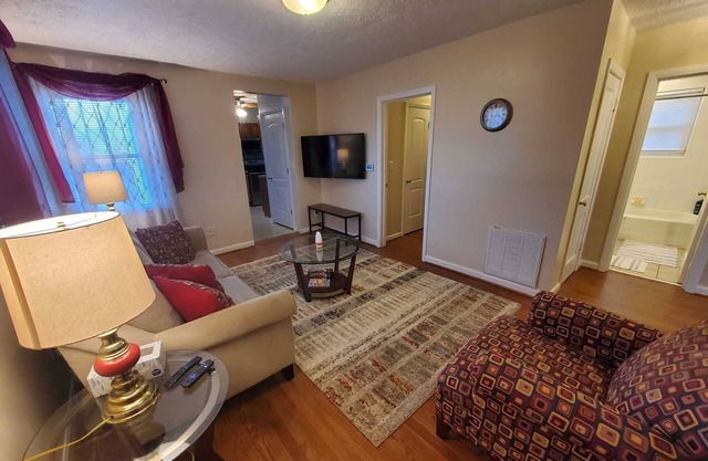 Cozy Home Less Than 5 Minutes from Liberty University - Sleeps 10