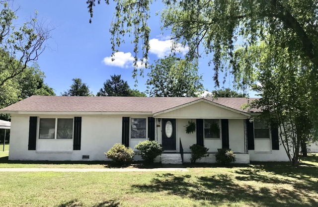 Cozy home near Lake Guntersville, w/boat parking