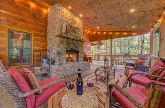 Cozy home near river with hot tub, outdoor fireplace, firepit, secluded location