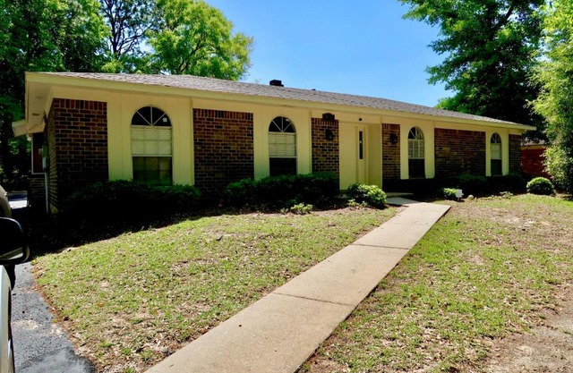 Cozy Home nestled in quite West Mobile Alabama