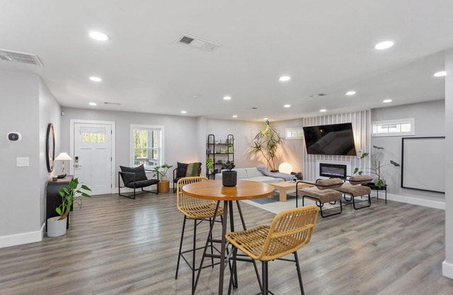 Cozy Home - Prime Location - Stylish Amenities