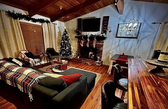Cozy Home + Sauna Centrally Located in Wrightwood