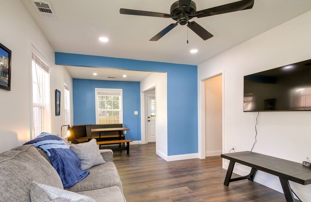 Cozy Home w/ Fire Pit Near Memphis Zoo & Stadium
