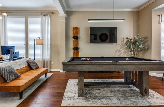 Cozy Home w/ Hot Tub, Gym & Pool Table