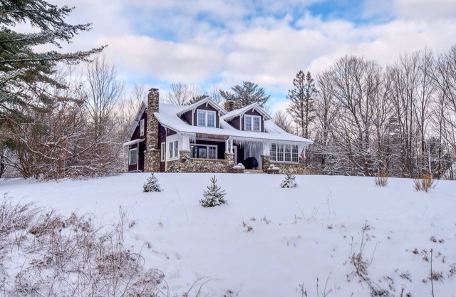Cozy home with covered porch, & sun room - walk to shops/dining/bars