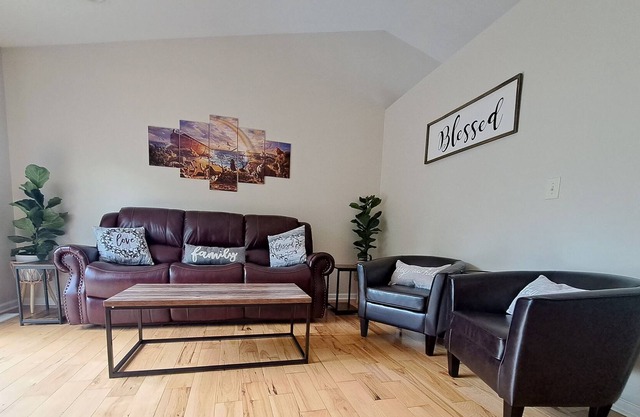 Cozy home with Game Room near the Ark Encounter! Family Friendly! Sleeps 9.