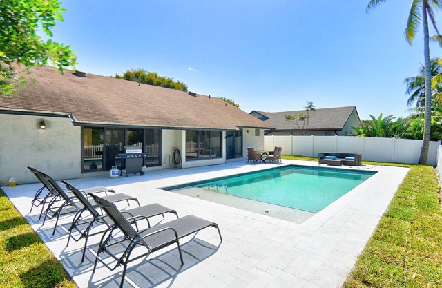 Cozy home with new pool. Great location. 1 mile to beach. Close to main streets.