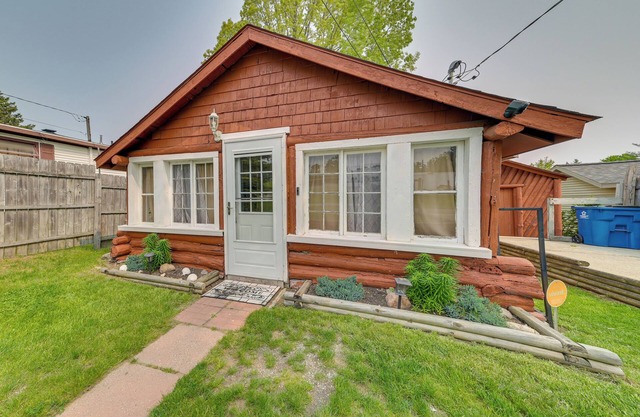 Cozy Houghton Lake Vacation Rental w/Fireplace!