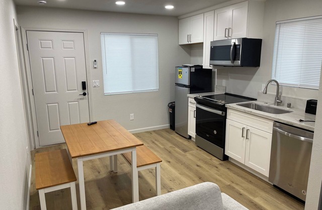 Cozy house in peaceful Modesto with WiFi, AC