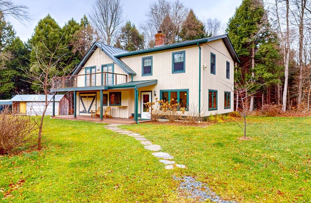 Cozy house in the woods, riverfront, trail, fireplace, wifi, w/d, bbq, balcony