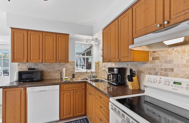 Cozy House Minutes From Gulf Beaches and Shopping! Heated Pool In Paradise!