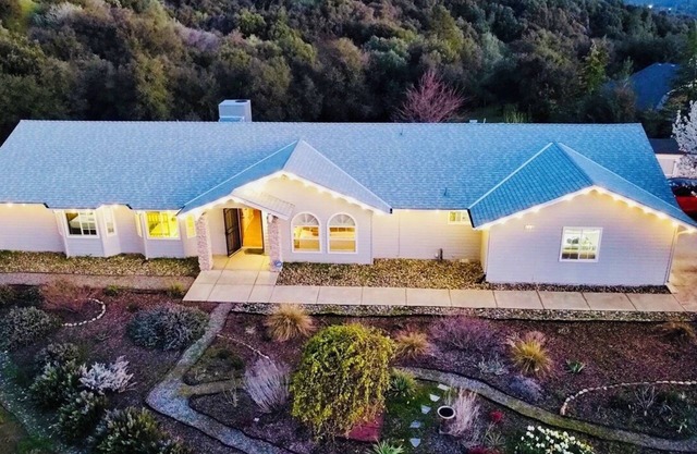 Cozy house near Yosemite Oakhurst, Hot tub Game Room Ev charger