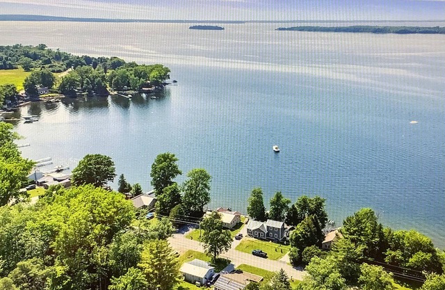 Cozy house on Lake Champlain, sunsets, dog friendly, 1.5 bath, kayaks, mooring