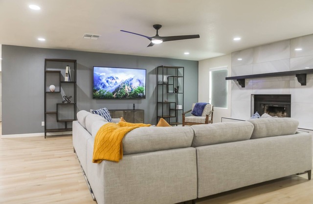 Cozy house w/putting green, mtn. views, BBQ