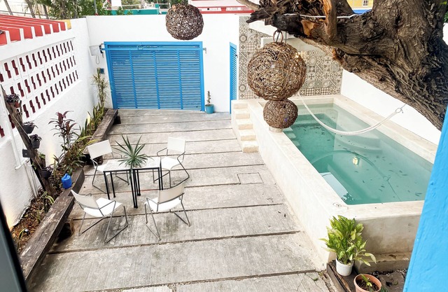 Cozy house with pool near downtown, ideal for families or friends.